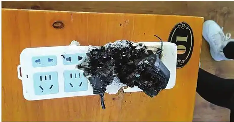公牛插排夜晚烧坏用户质疑插排质量有问题