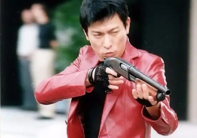 电影中刘德华拿枪瞬间,一个把帅气溶入生命中的男人