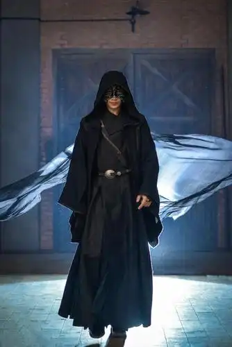 除了沈巍,朱一龙在剧中还饰演了黑袍使与夜尊,正派,反派一人担,每个