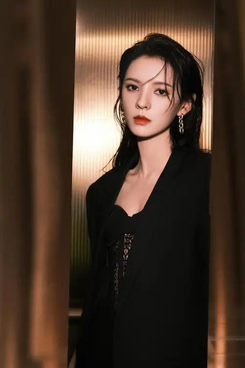 张予曦的脸长得挺"贵"的,在电梯边还能拍出氛围感,穿西装真帅(张予曦