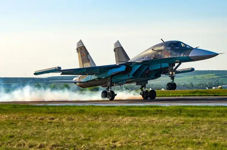 堪称最舒适的远程战斗机,苏-34战斗轰炸机是侧卫战斗机家族的另类