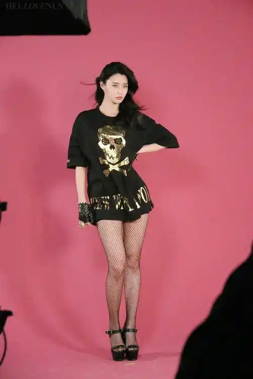 权娜拉不仅腿非常漂亮,而且身材也非常凹凸有致,不愧是hello venus的