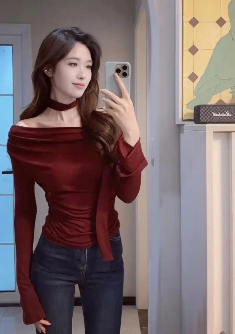潮流尚新季# 枣红色上衣搭配深色牛仔裤还是蛮好看的,跨年就穿这塘怂