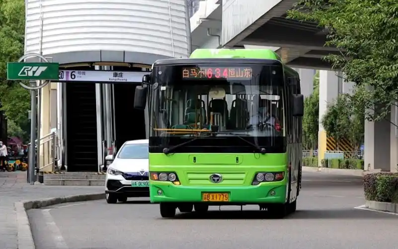 【暮年样车】重庆公交恒通电阳光ckz6851hbev样车(83106)进轨道康庄站