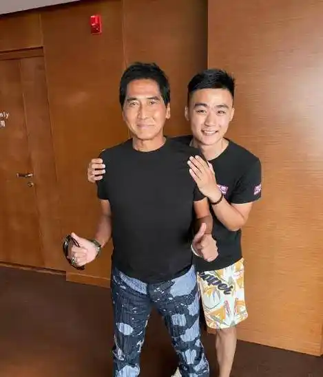 61岁齐秦近照曝光?挺大肚腩商演捞金,皮肤黝黑看上去不太健康?