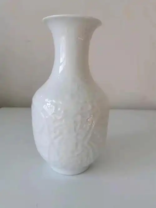 精品推荐明永乐内府官字款暗青花甜白釉龙凤纹对瓶