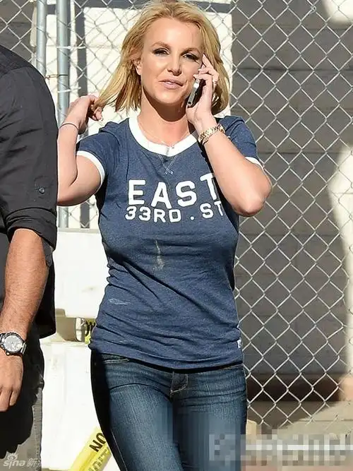 组图布兰妮真空出街豪放凸点煲电话粥心情好