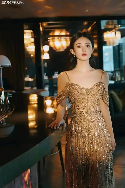 赵丽颖夺冠亚洲电影大奖,一身金色礼服华丽优雅,惊艳世界