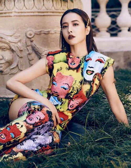 蔡依林化身美杜莎演绎versace 2018年春夏系列_高清图集_新浪网