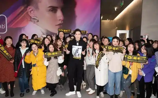 张彬彬帅气亮相品牌活动与粉丝们开心互动点燃全场