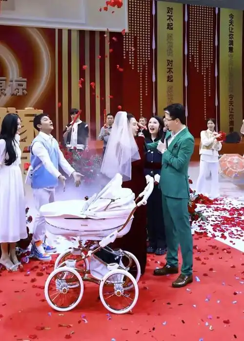 51岁陈志朋太辛酸?帮网红戴头纱撒花瓣似花童,身材暴瘦撞脸维嘉