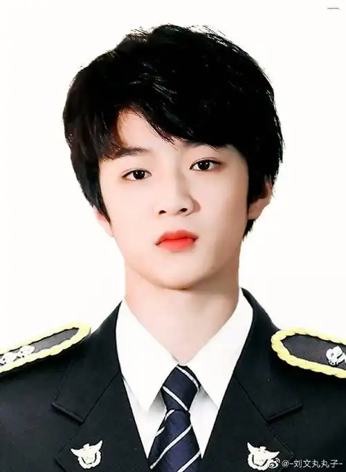 刘耀文西装狙击#92#刘耀文超绝少年气#吻文宝贝的证件照也太可了