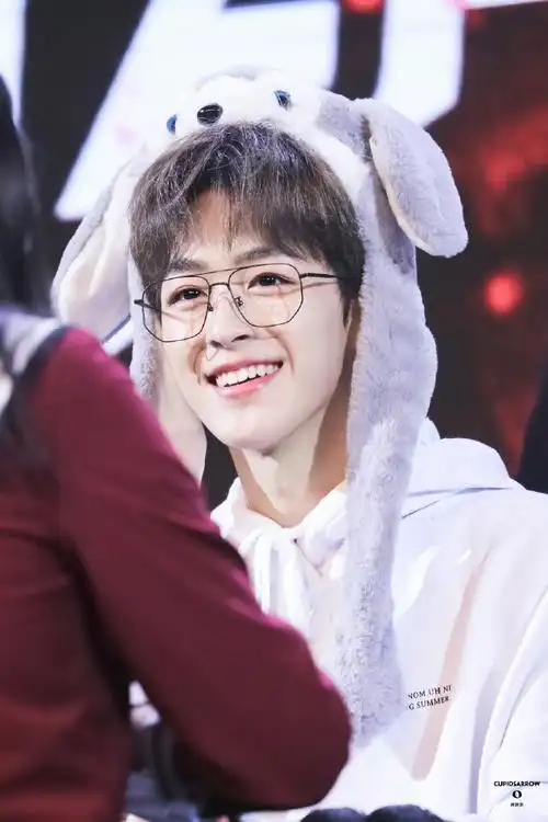 何洛洛 你笑起来真好看