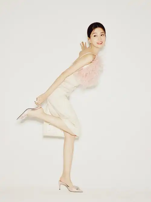 乔欣穿粉色羽毛裙腰肢纤细手拎高跟鞋娇俏可人