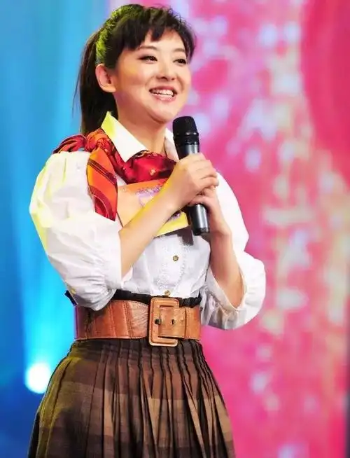 原创主持人月亮姐姐少女心爆棚腿上裤子上衣爱心牵儿子散步心情好