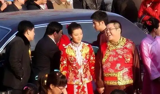 明明年纪相差不大,却看着像两代人,这5位女星把"老公熬成爹"|车晓