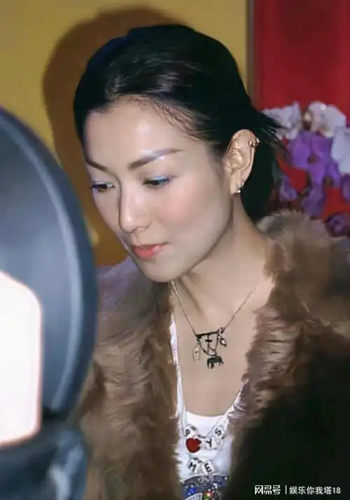 两张2002年的郑秀文照片