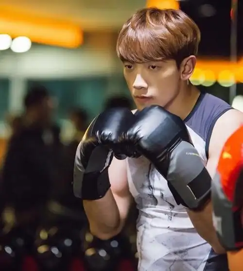 p>郑智薰(rain),1982年6月25日出生于韩国首尔,韩国流行男歌手,演员