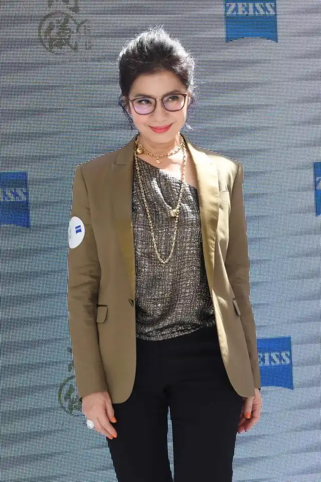 59岁"红姑"钟楚红晒近照,网友:优雅的变老