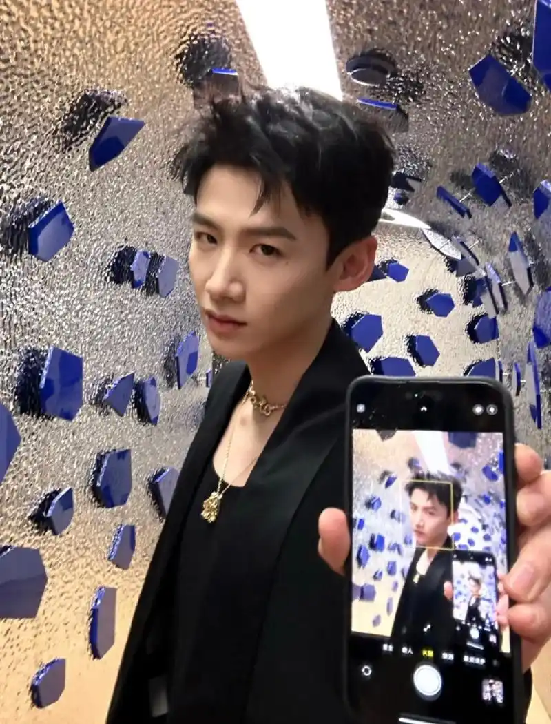 白敬亭你小子是懂对镜自拍的