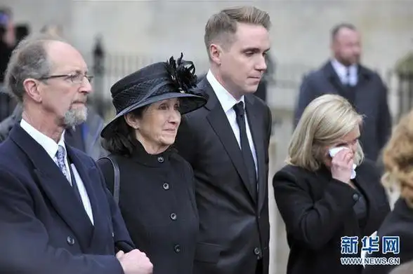 的第一任妻子简(左二),儿子蒂莫西(左三)和女儿露西(左四)出席葬礼