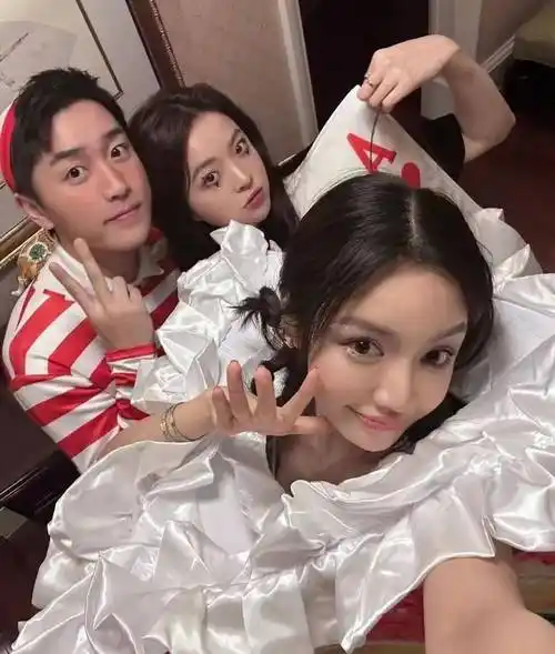 华谊千金晒度假照,20岁王文也衣服穿一半,秀香肩细腰身材丰满_女儿