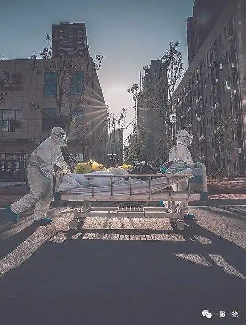 推着生命,向前走 | 人民日报一周图片精选|疫情|患者|新冠肺炎_新浪