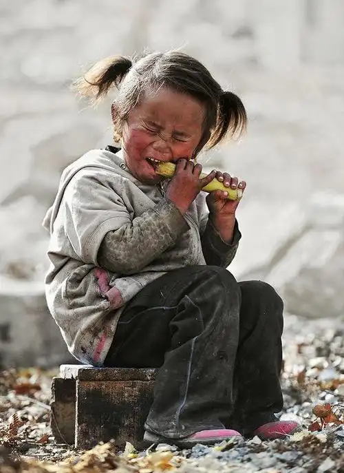 一张浑身脏兮兮的小女孩图片,顿时破防了