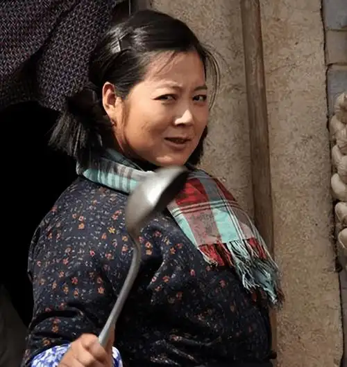 王倩花在剧中经常身着色彩鲜艳的长袍和围巾,一举一动都"土气",让人