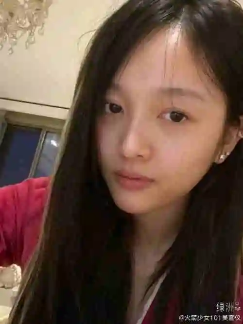 吴宣仪刘海长长变回中分素颜自拍无滤镜略显憔悴