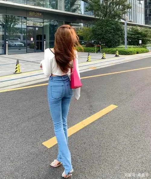 有大长腿的女生,背影漂亮,穿牛仔裤走路拉风!