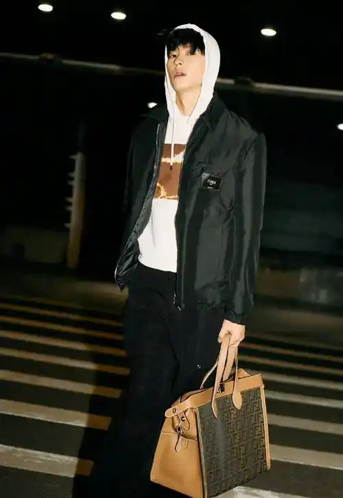 2月22日,肖战凌晨前往米兰人气爆棚,刘雯杜鹃时装周造型好出圈_机场