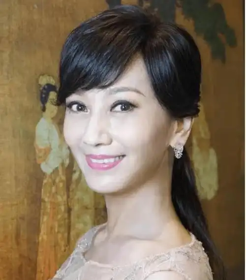 66岁赵雅芝晒近照,打扮娇美似少女,颈纹明显仍难掩名媛贵气_白素贞_照