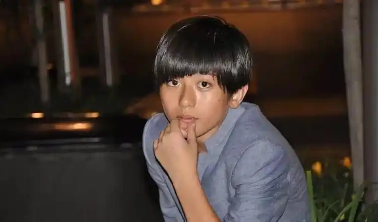 蔡徐坤黑照流出天安门乖巧敬礼吃小龙虾羊腿暴露吃货属性