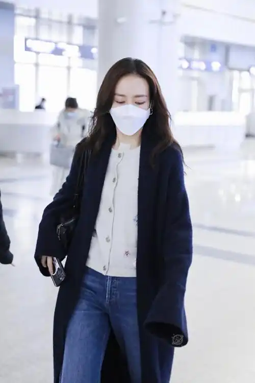 王鸥气质好穿深蓝色风衣搭牛仔裤清爽高级