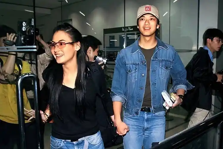 小青霞:从全民女神,到被人嫌弃,她都经历了什么_陈晓东_向太_谢霆锋