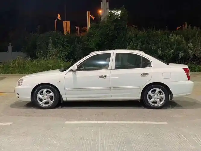 白色的老款现代伊兰特还是非常酷的