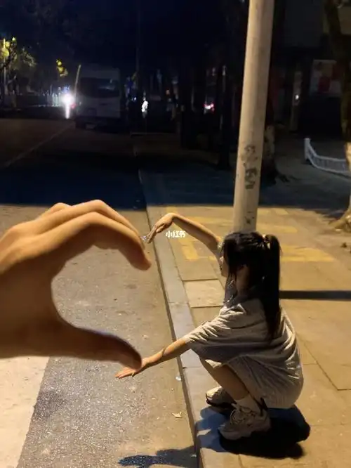 七夕情侣路边比心拍照