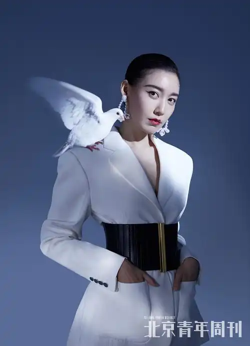 演员高露光影魅力大片曝光多套look大展前卫超a时尚感