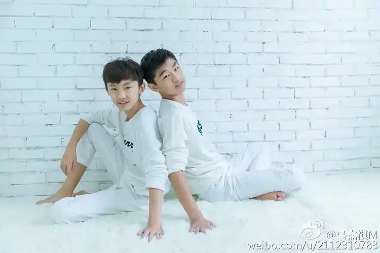马嘉祺为什么叫郑州蛊王,他双胞胎哥哥马嘉诚照片来了