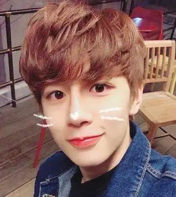 男生偏分斜刘海柔顺短发发型从额头上偏分到另一边的男生短发发型,斜