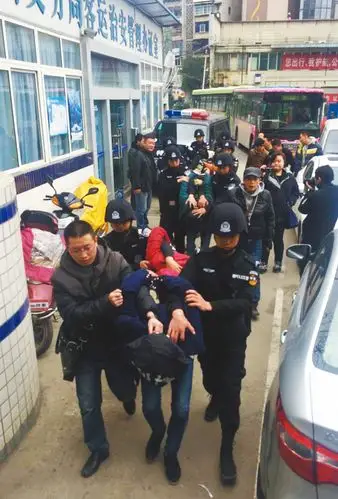 扒窃团伙犯罪嫌疑人被抓获