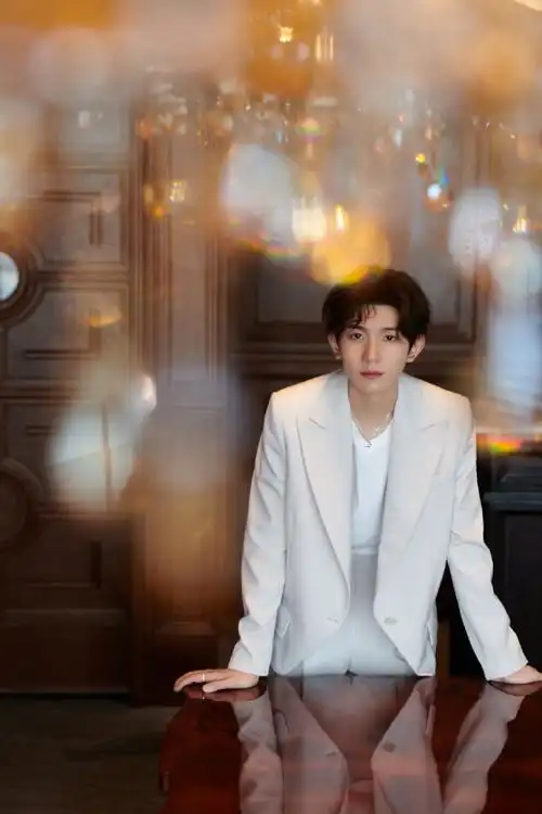 西装套装,微卷烫发,整体造型精致优雅,是矜贵王子没错了93#王源直播