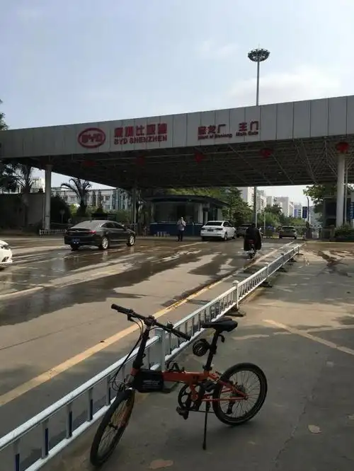 比亚迪宝龙厂区大门未拆的房子喇叭花未开建的工地宝龙大道两边的企业