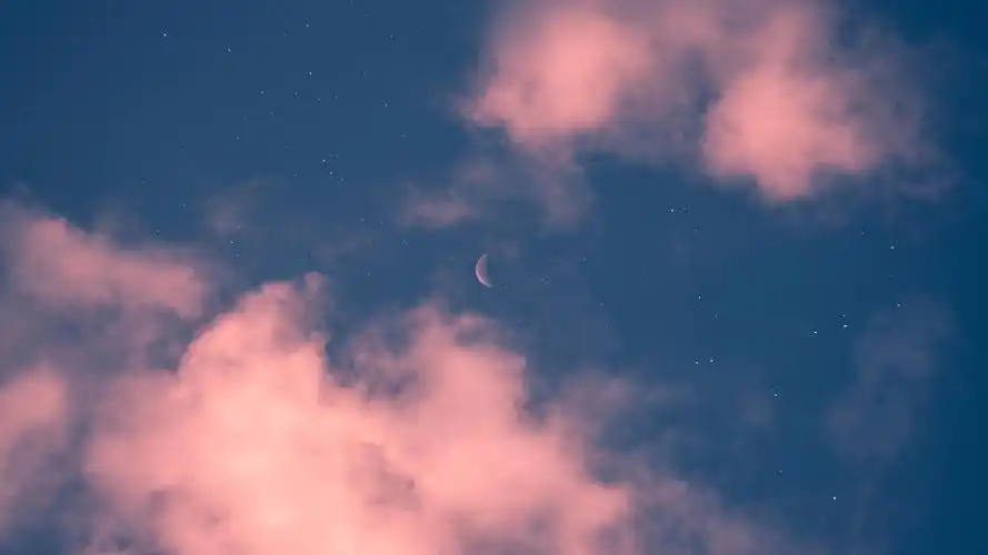 傍晚绝美的天空云彩