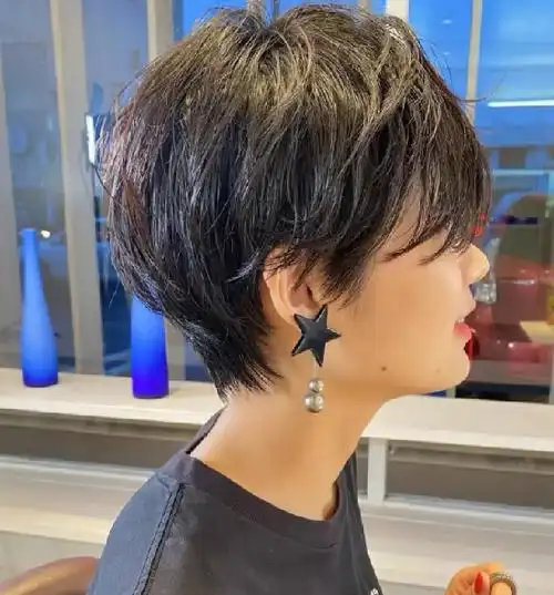 日系短卷发这款发型,对于剪超短发的女生来说非常有利,摒弃了超短发的