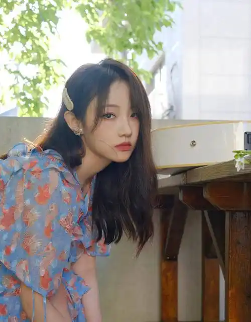 孙佳怡碎花连衣裙休闲惬意写真