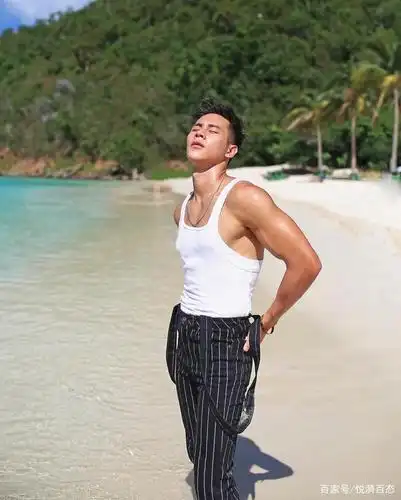 有颜有肉有品位,网红男模的一系列写真大片好有feel