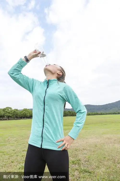 亚洲跑步者在运动后喝水