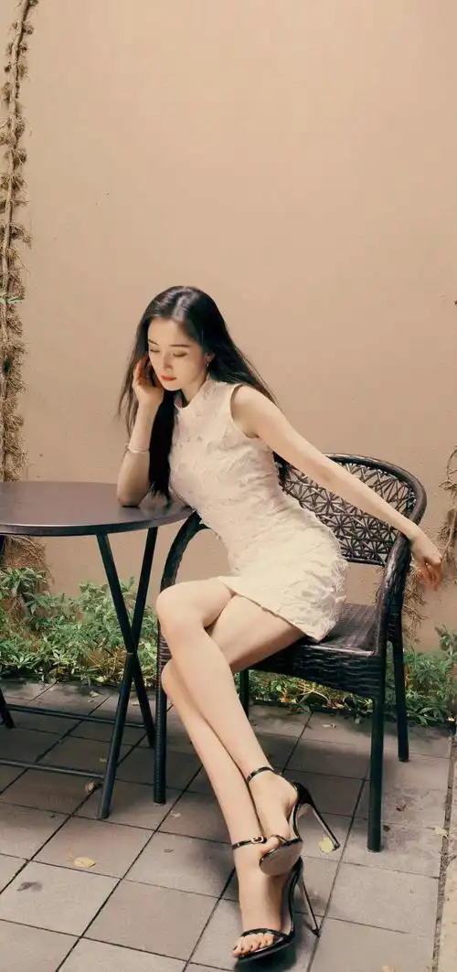 夏天一双凉鞋就够了跟着杨幂学习一字带凉鞋搭配超实用